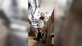 Barista italiana esibizionista fa la troia dietro il bancone con clienti nel bar