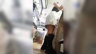 Barista italiana esibizionista fa la troia dietro il bancone con clienti nel bar