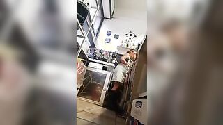 Barista italiana esibizionista fa la troia dietro il bancone con clienti nel bar