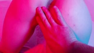 Guarda un porno al cellulare mentre il fidanzato la scopa