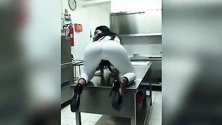 Denise Buranello hot in cucina nel suo ristorante Pecora Nera