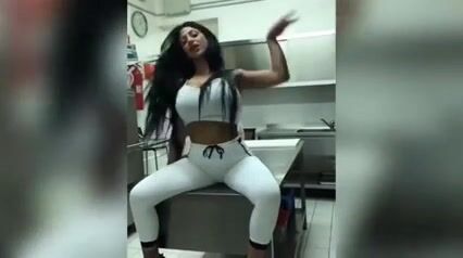 Denise Buranello hot in cucina nel suo ristorante Pecora Nera