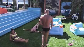 Ginevra Lamborghini ginnastica in bikini in giardino al Grande Fratello 2022