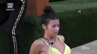 Ginevra Lamborghini ginnastica in bikini in giardino al Grande Fratello 2022