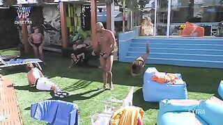 Ginevra Lamborghini ginnastica in bikini in giardino al Grande Fratello 2022