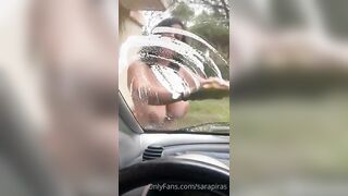 Sara Piras lava la macchina