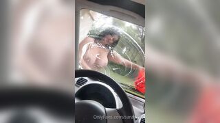 Sara Piras lava la macchina