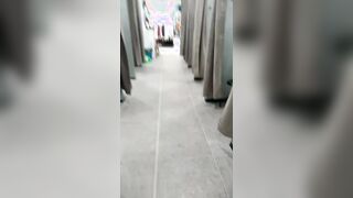 Andare a provare dei vestiti e non chiudere la tenda