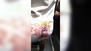 Fidanzata fa la troia in ascensore e si masturba sulle scale del condominio