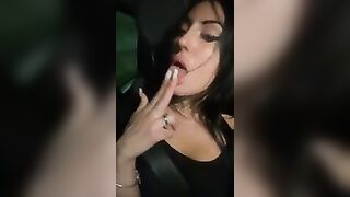Ragazza italiana fica si masturba in macchina davanti al suo ragazzo