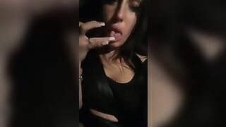 Ragazza italiana fica si masturba in macchina davanti al suo ragazzo