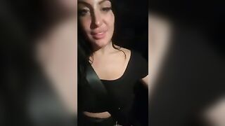 Ragazza italiana fica si masturba in macchina davanti al suo ragazzo