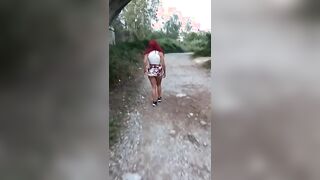La zoccola passeggia in cerca di cazzo