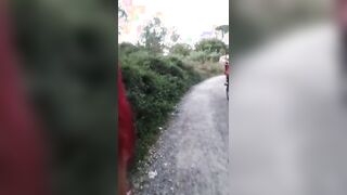 La zoccola passeggia in cerca di cazzo