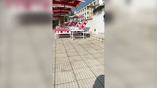 Relax in bikini giocando con la fica