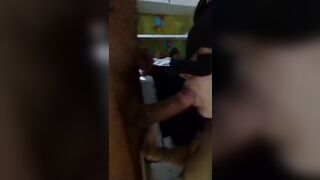 Dedica al cornuto un video dove lo succhia e fa sesso con l'amante