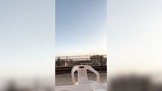 Ragazza italiana si masturba col tampone interno sulla terrazza