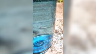 Milf italiana scosciata si tocca in un parco pubblico