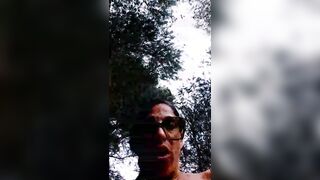 Milf italiana scosciata si tocca in un parco pubblico