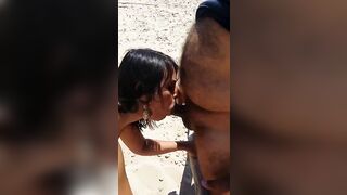 Le faccio succhiare il cazzo in spiaggia a guardone CUCKOLD ITALIANO OUTDOOR