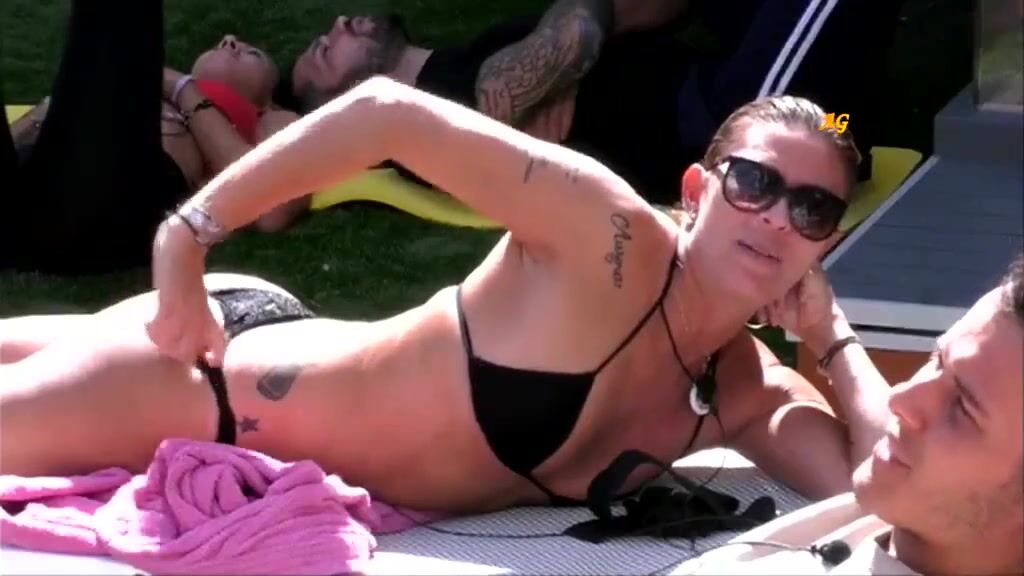 Cristina Quaranta in bikini nella Casa del grande Fratello