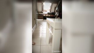 Gambe e piedi moglie porca