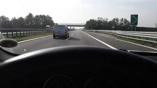 Lo sega in auto in autostrada