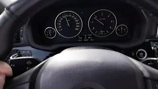 Lo sega in auto in autostrada