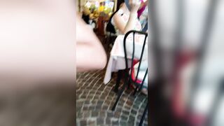 Upskirt moglie senza slip al ristorante