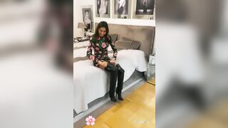 Elisabetta Gregoracci in stivaloni sexy