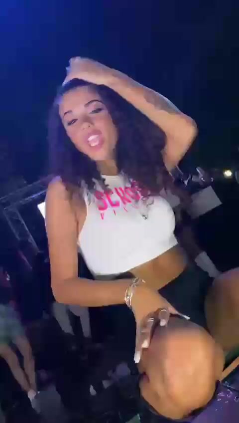 Ragazza italiana fica in discoteca sculettando