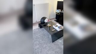 Marika Milani cavalca amico che gioca alla Play