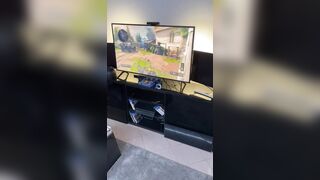 Marika Milani cavalca amico che gioca alla Play