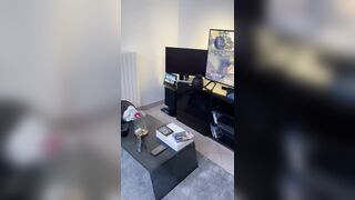 Marika Milani cavalca amico che gioca alla Play