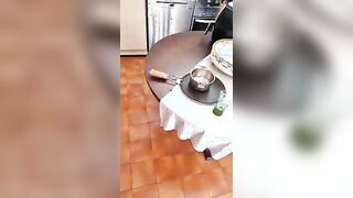 MILF esibizionista mostra le tette in cucina