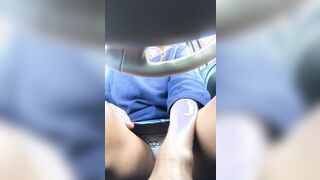 Italiana esibizionista si sditalina la fica in macchina C4