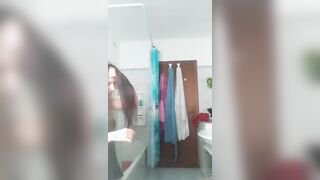 Facciamo un video e ce la tocchiamo? BACIO LESBO TEEN ITALIANE