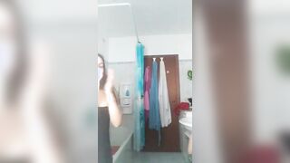 Facciamo un video e ce la tocchiamo? BACIO LESBO TEEN ITALIANE