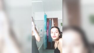 Facciamo un video e ce la tocchiamo? BACIO LESBO TEEN ITALIANE