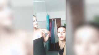 Facciamo un video e ce la tocchiamo? BACIO LESBO TEEN ITALIANE