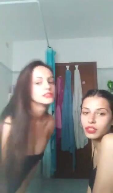 Facciamo un video e ce la tocchiamo? BACIO LESBO TEEN ITALIANE