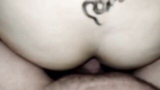 Sega sul culo della fidanzata e bella inculata con crampie