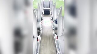 Flash fica in autobus diciottenne italiana esibizionista