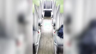 Flash fica in autobus diciottenne italiana esibizionista