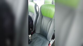 Flash fica in autobus diciottenne italiana esibizionista