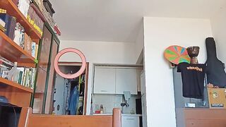 Ragazza italiana si masturba sul pavimento