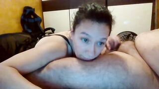 Succhia il cazzo minuscolo del suo compagno