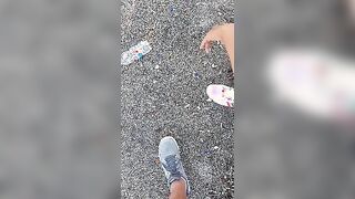 Dopo una corsetta si rilassa prendendogli il cazzo in mano e succhiandolo