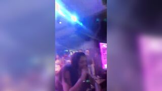 Grelmosss senza slip in discoteca