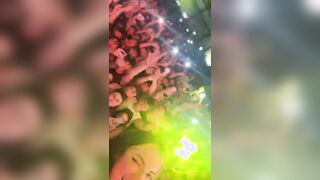 Grelmosss senza slip in discoteca